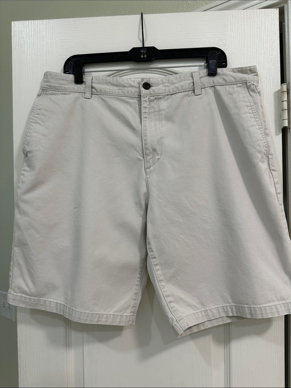 Dockers Menโs Flat Front Khaki Shorts - Light Beige